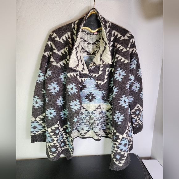 love on a hanger Sweaters - Love On A Hanger Aztec Cardigan Size Medium